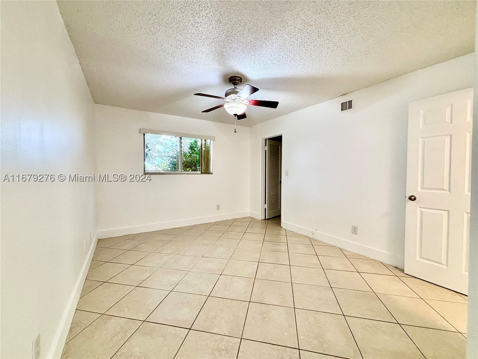 Real estate property located at 3405 44th St #104, Broward, Summer Lake, Oakland Park, FL