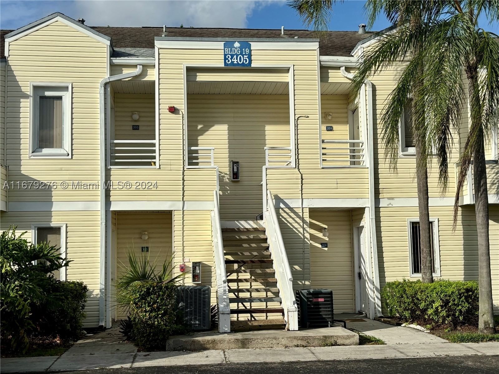 Real estate property located at 3405 44th St #104, Broward, Summer Lake, Oakland Park, FL