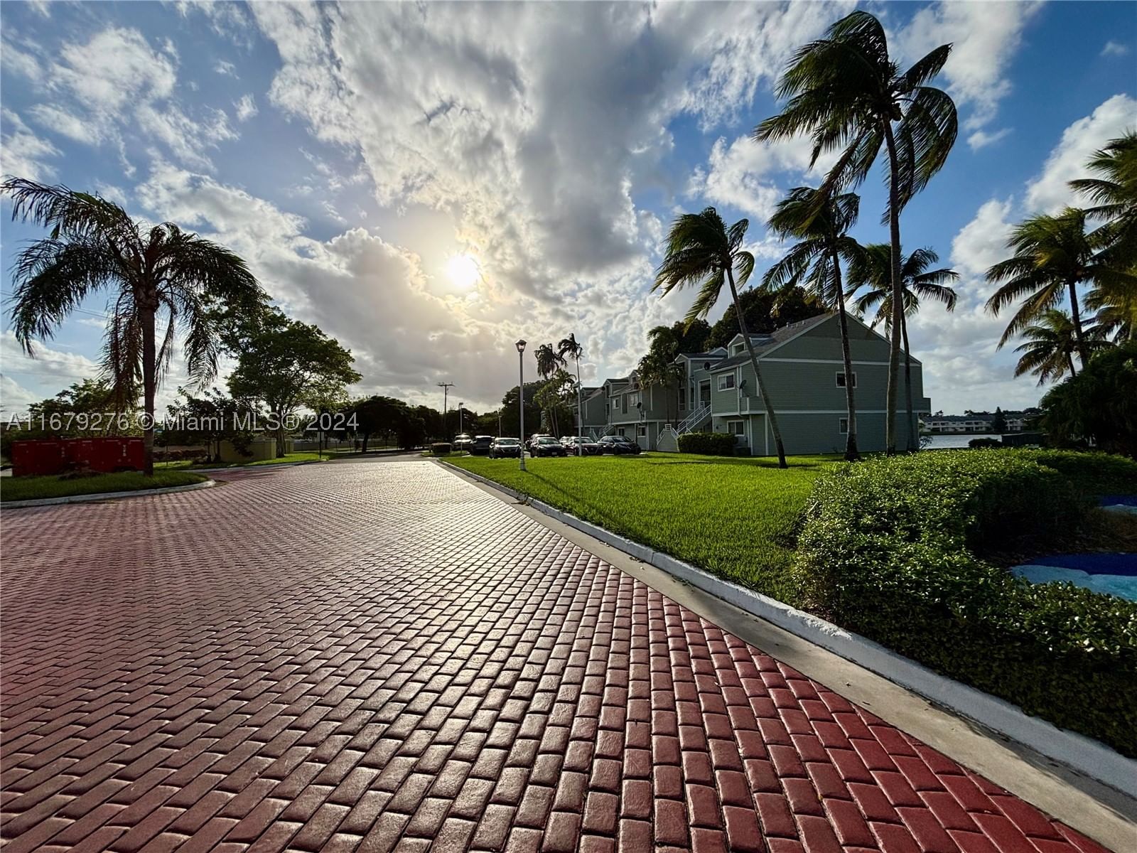 Real estate property located at 3405 44th St #104, Broward, Summer Lake, Oakland Park, FL
