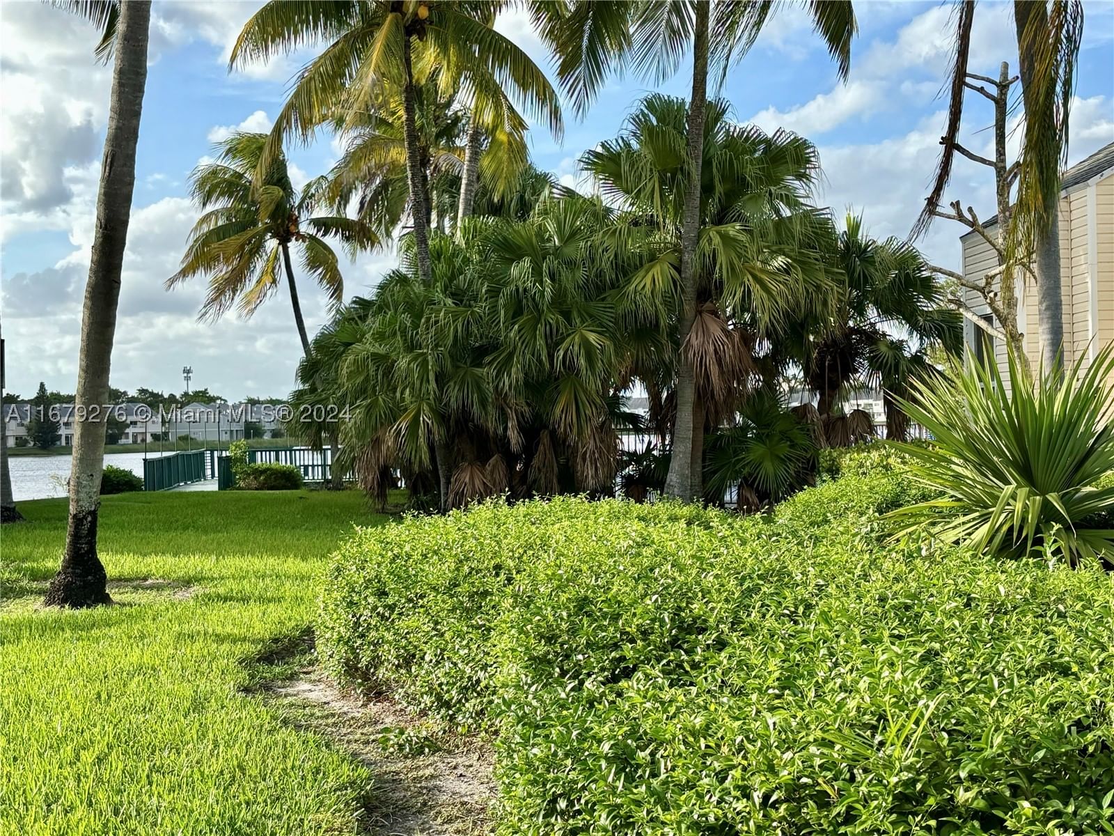 Real estate property located at 3405 44th St #104, Broward, Summer Lake, Oakland Park, FL