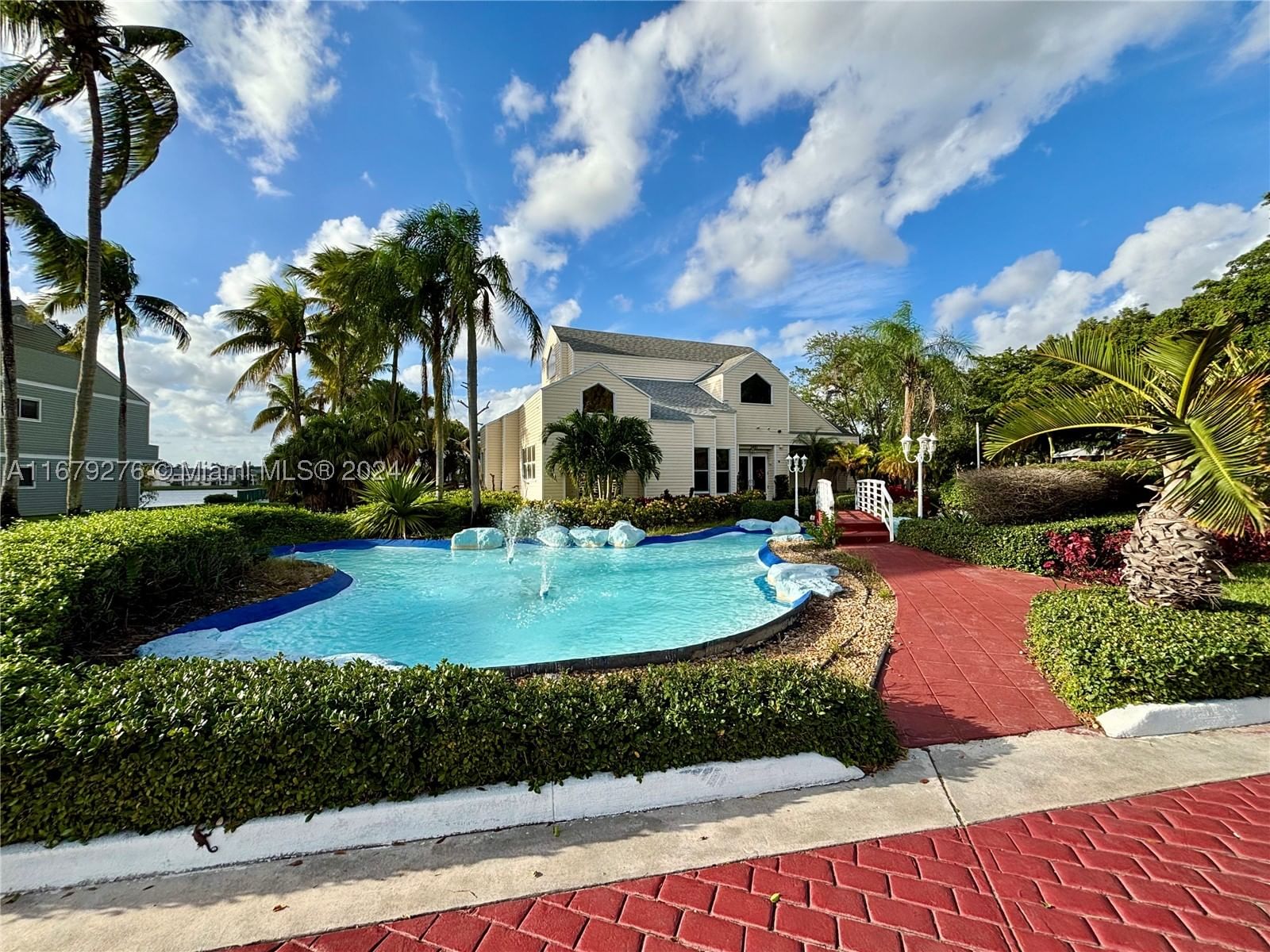 Real estate property located at 3405 44th St #104, Broward, Summer Lake, Oakland Park, FL