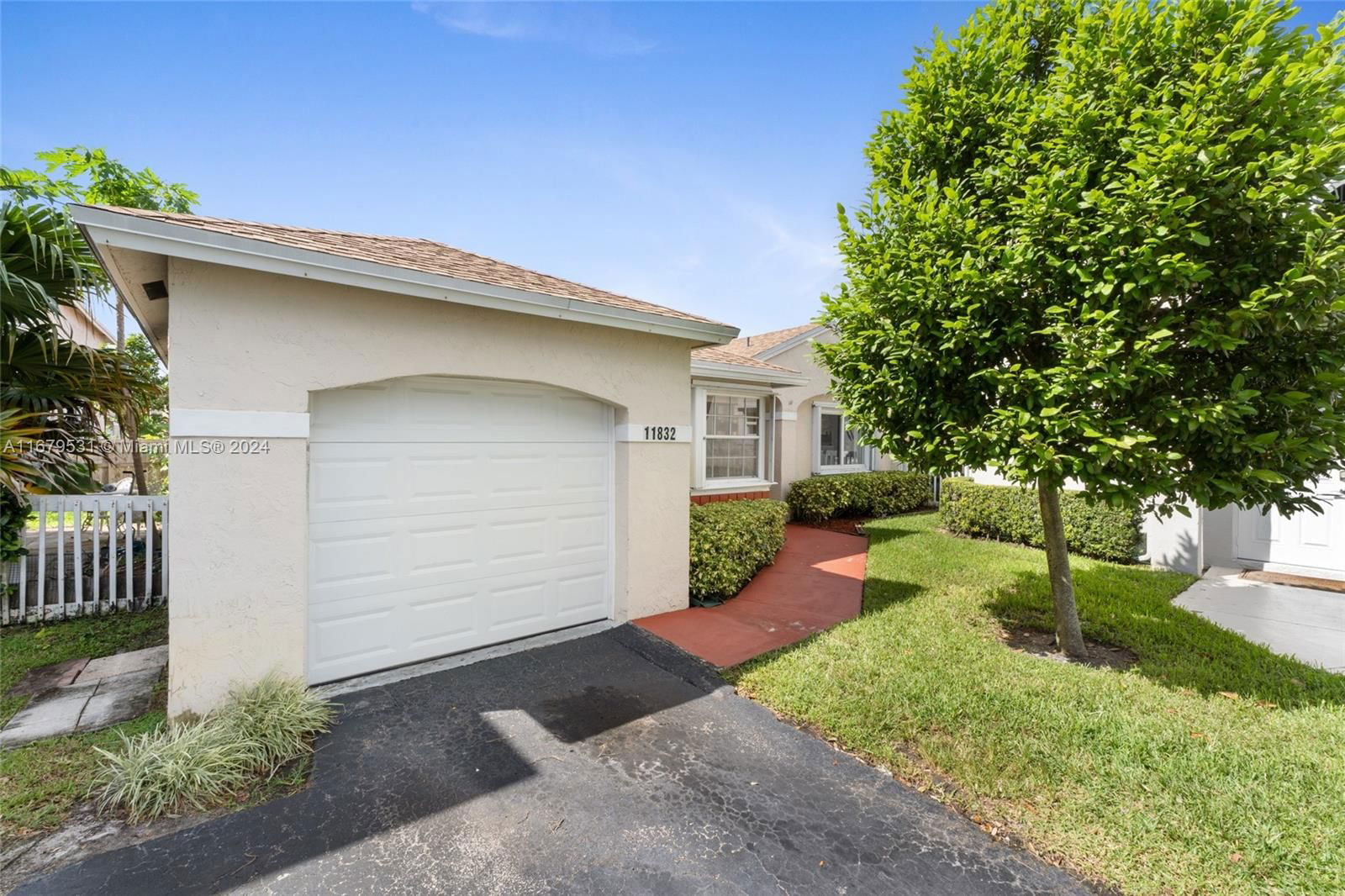 Real estate property located at 11832 13th St, Broward, PEMBROKE LAKES SEC EIGHT, Pembroke Pines, FL