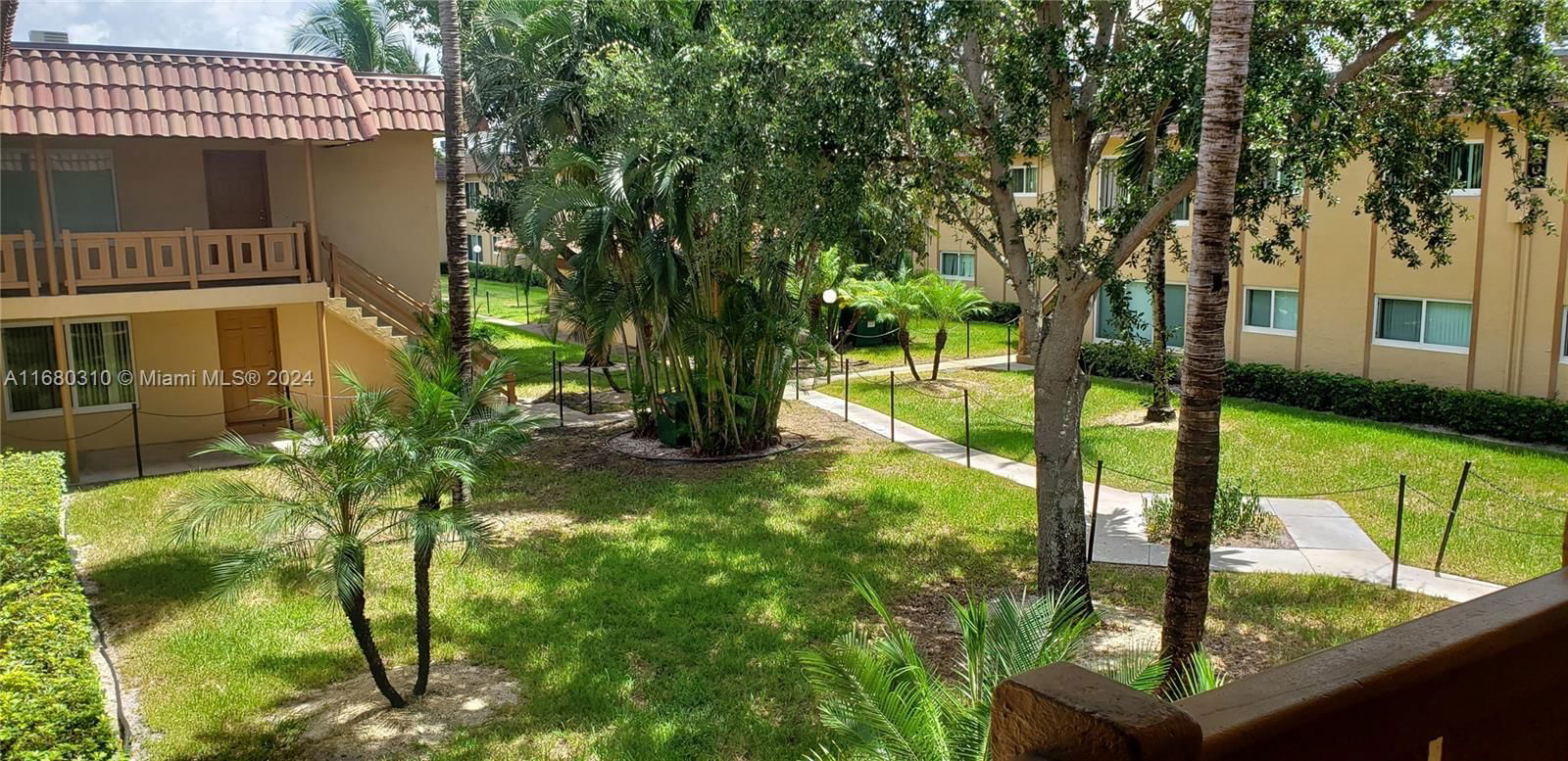 Real estate property located at 2510 39th Way #104, Broward, LAKESIDE CONDO AT LAUDERD, Lauderdale Lakes, FL