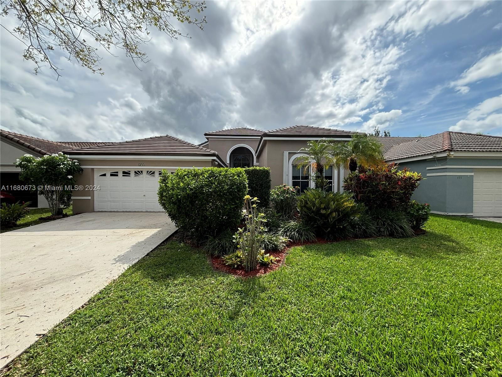 Real estate property located at 495 Carrington Ln, Broward, CARRINGTON LAKES, Weston, FL