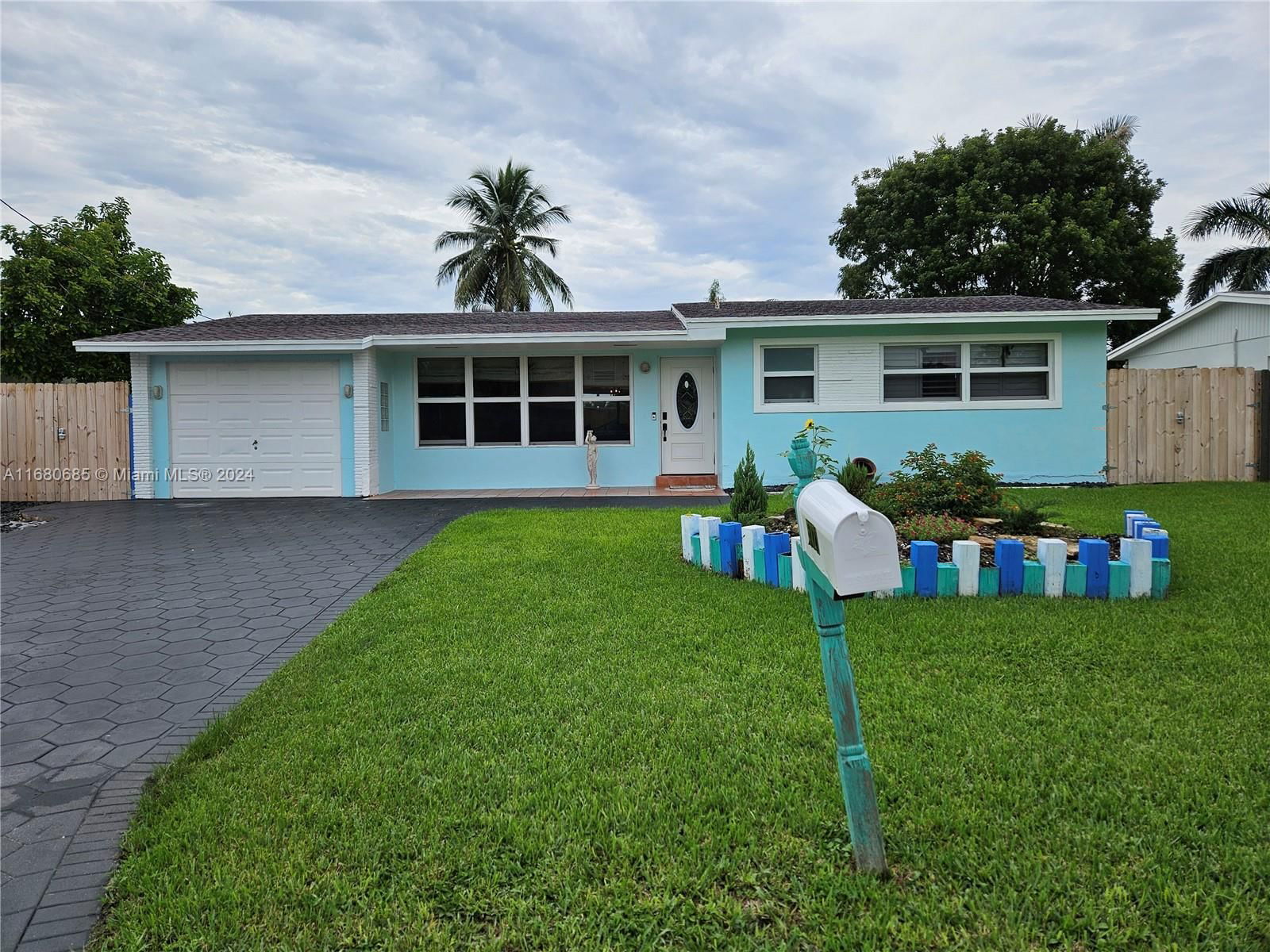 Real estate property located at 5721 57th St, Broward, STIRLING LAKE, Davie, FL