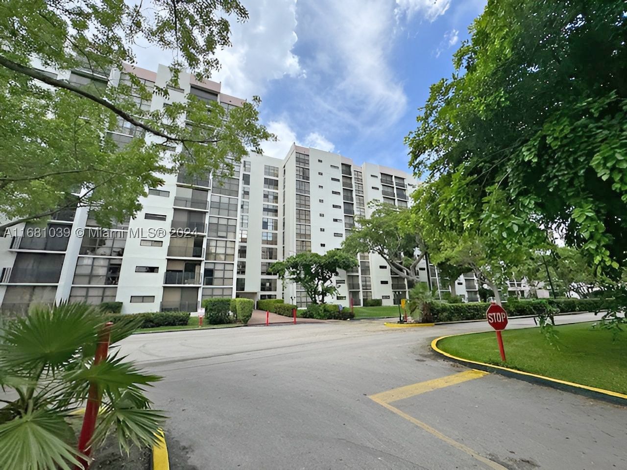 Real estate property located at 17021 Bay Rd #124, Miami-dade, Plaza Of Americas Condo P, Sunny Isles Beach, FL