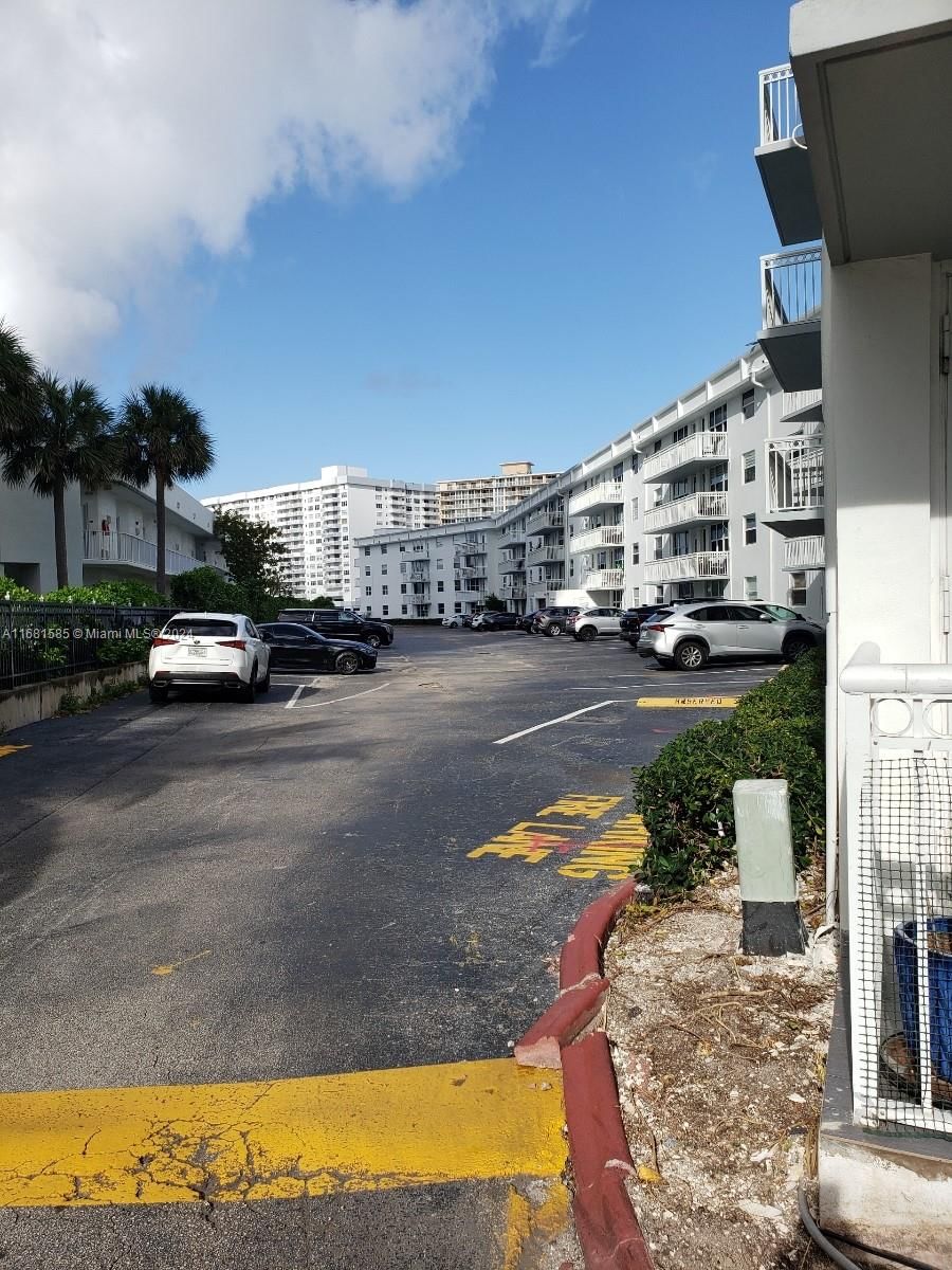 Real estate property located at 1913 Ocean Dr #422, Broward, Chelsea Bayview Condo, Hallandale Beach, FL