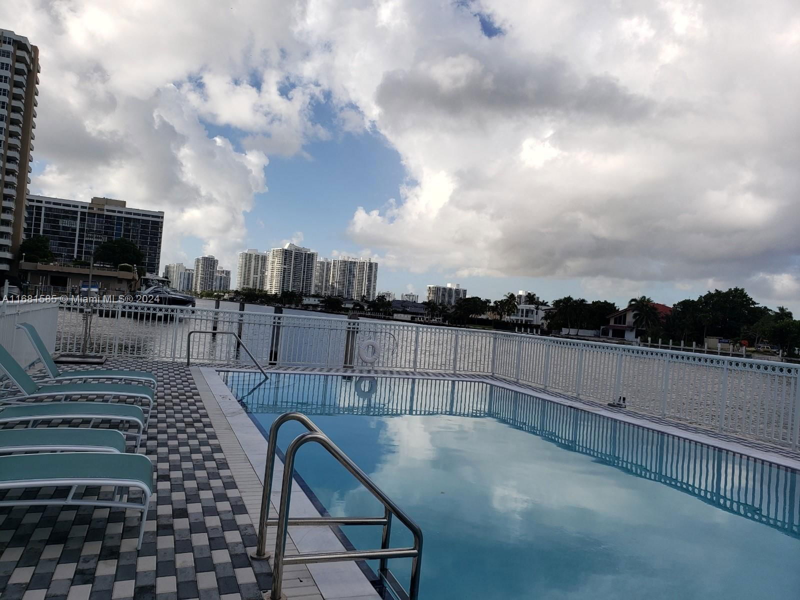 Real estate property located at 1913 Ocean Dr #422, Broward, Chelsea Bayview Condo, Hallandale Beach, FL