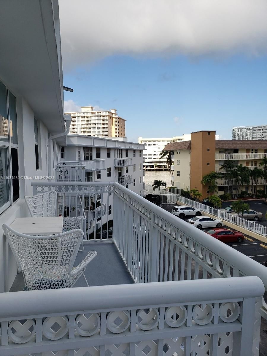 Real estate property located at 1913 Ocean Dr #422, Broward, Chelsea Bayview Condo, Hallandale Beach, FL