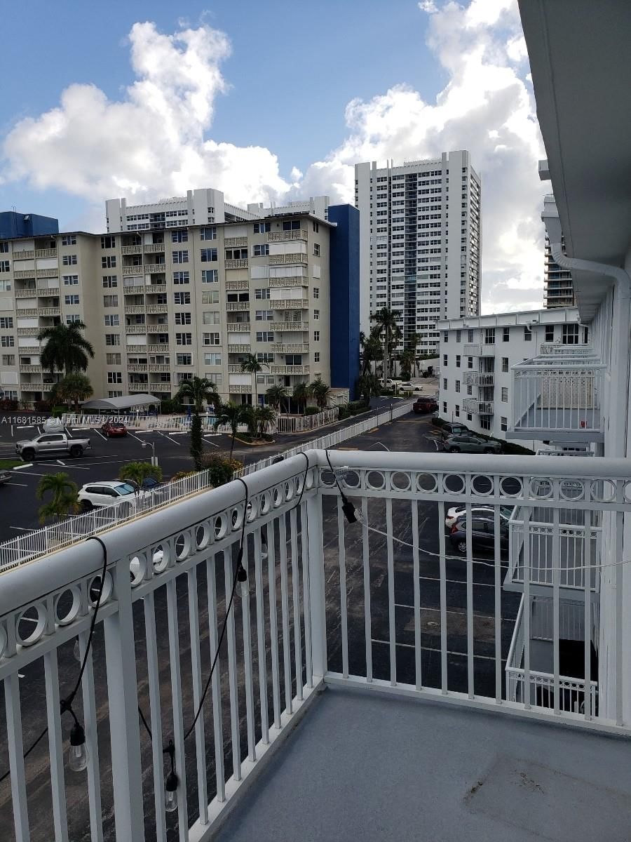 Real estate property located at 1913 Ocean Dr #422, Broward, Chelsea Bayview Condo, Hallandale Beach, FL