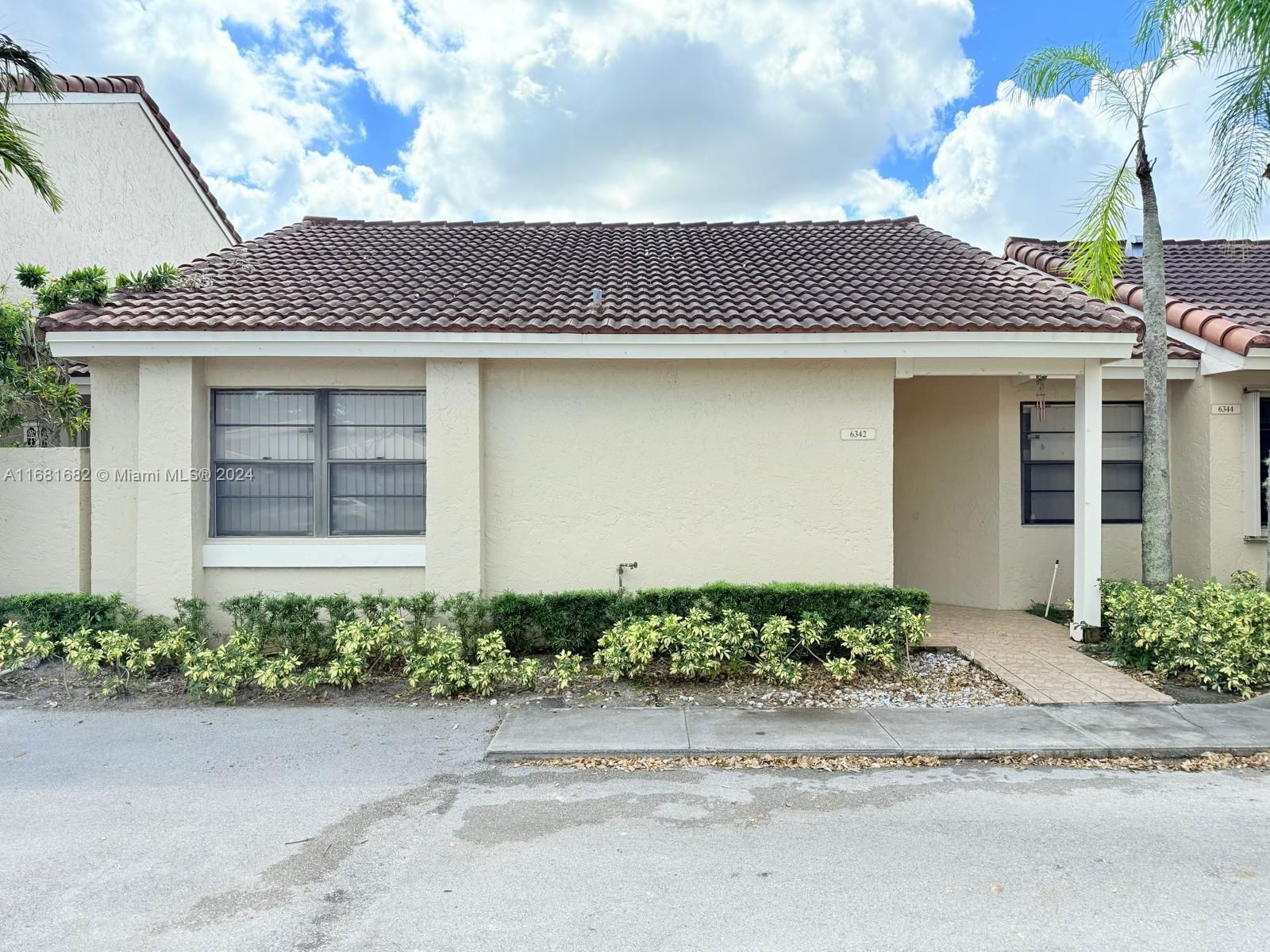 Real estate property located at 6342 170th Ter #6342, Miami-Dade, VILLA HOMES AT THE MOORS, Hialeah, FL