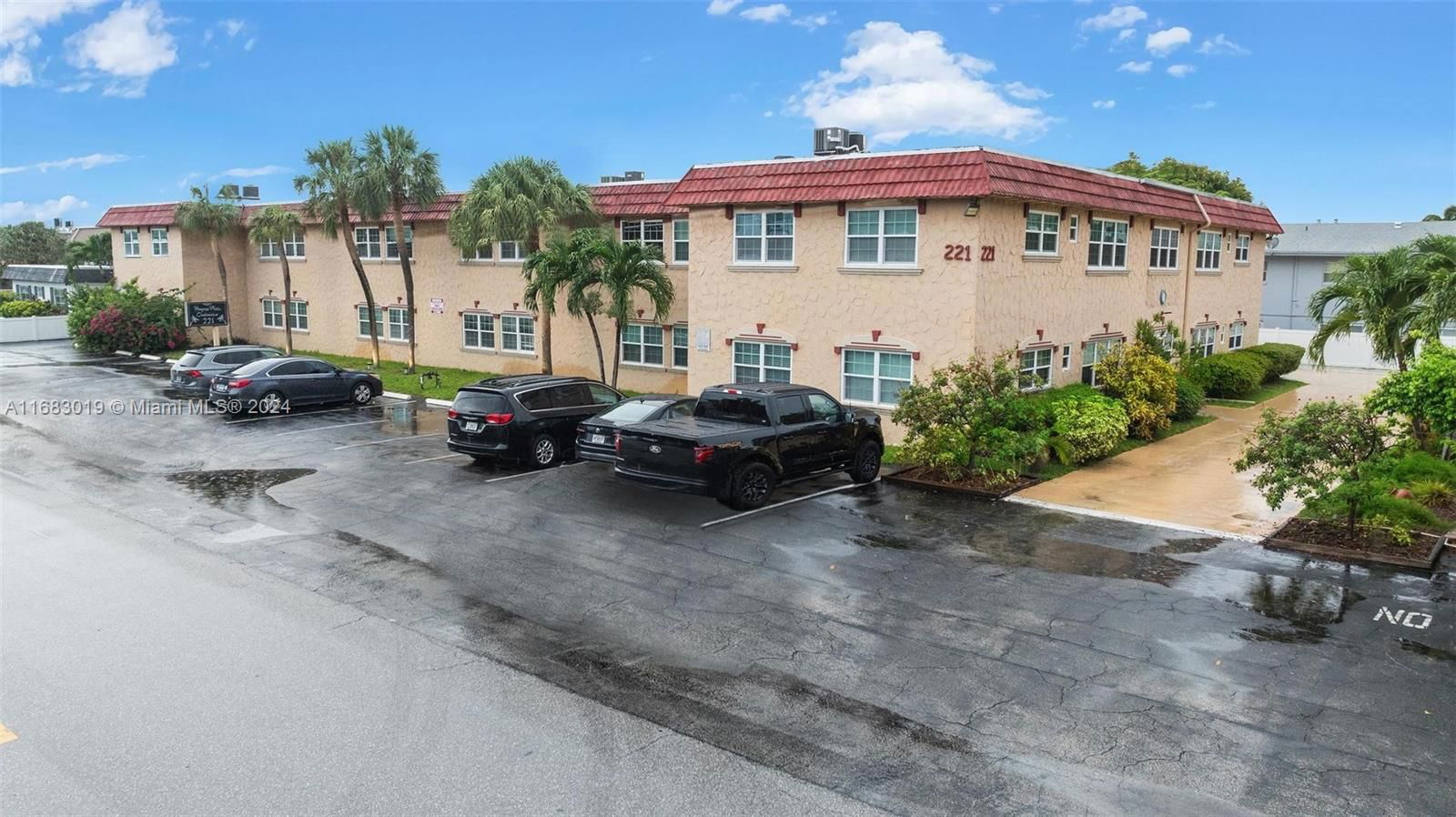 Real estate property located at 221 9th Ave #202, Broward, POMPANO PLACE CONDO, Pompano Beach, FL