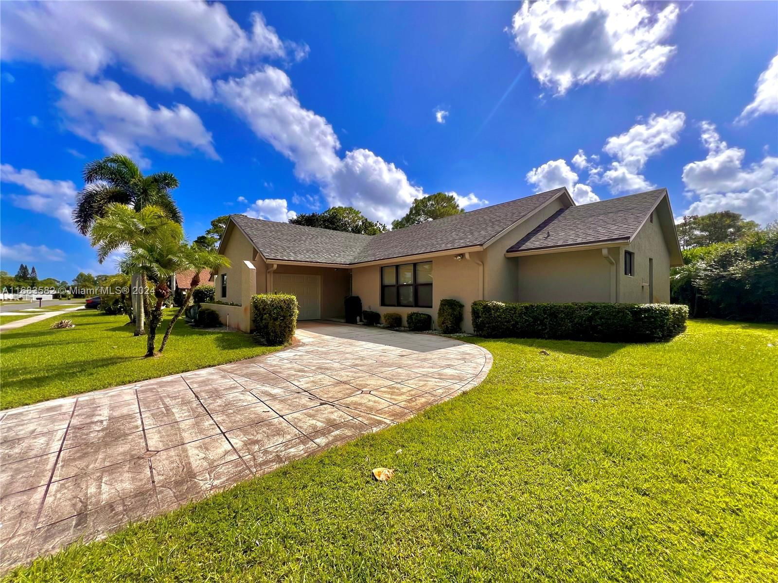 Real estate property located at 8320 Waccamaw Ln E, Palm Beach, LAKES OF LANTANA PH 2-B, Lake Worth, FL