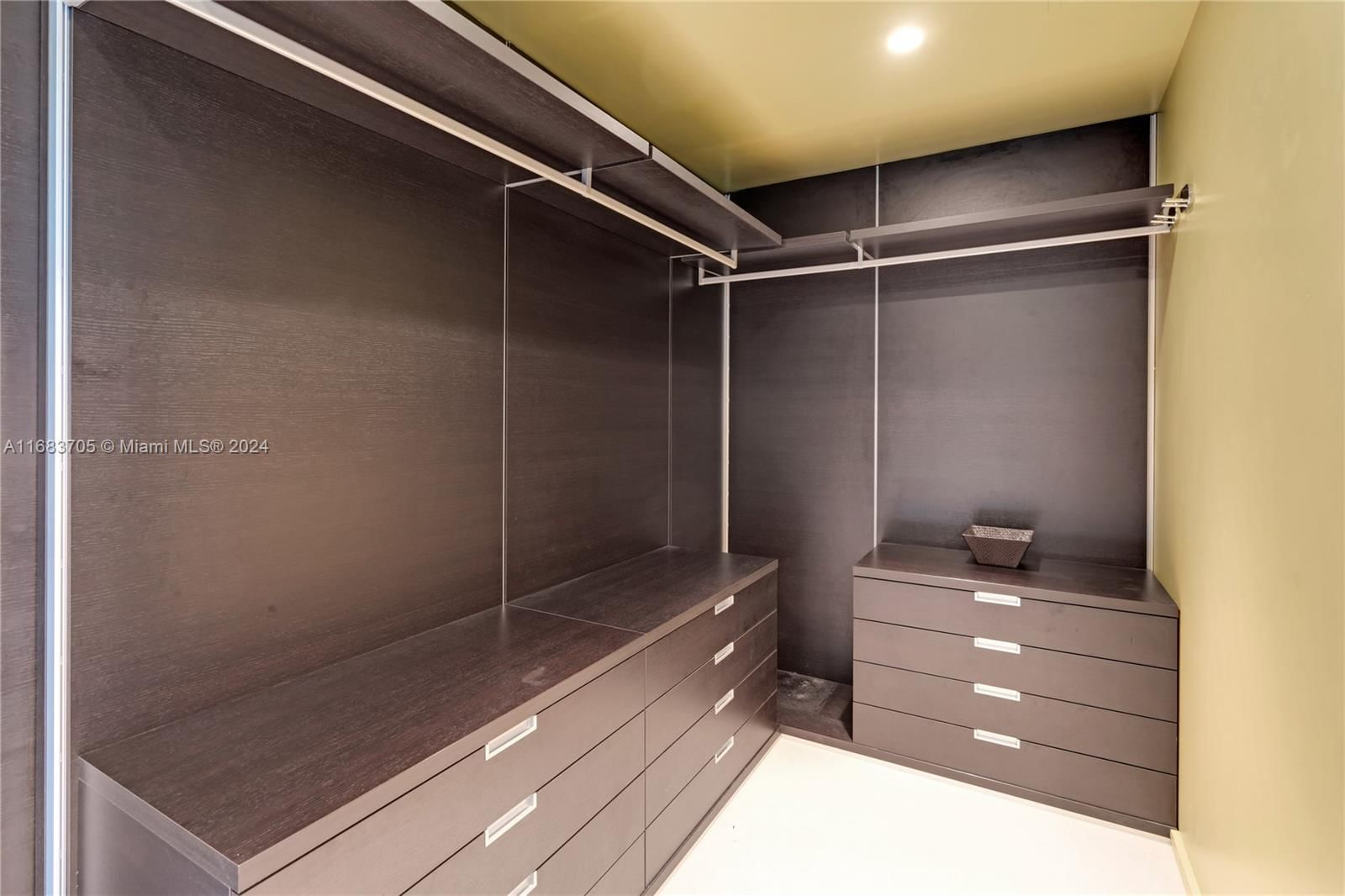 Real estate property located at 300 Pointe Dr #2102, Miami-dade, Portofino Tower Condo, Miami Beach, FL