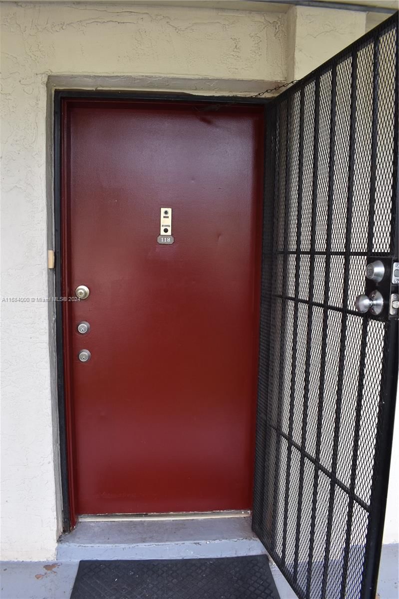 Real estate property located at 220 9th Ave #118, Broward, Parkside Towers Condo, Hallandale Beach, FL