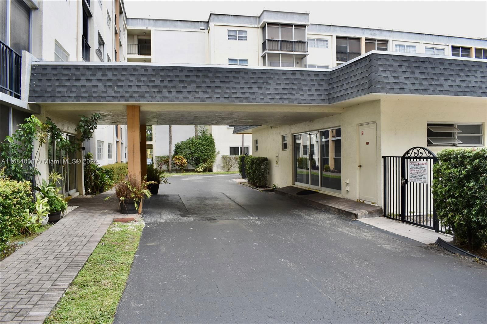 Real estate property located at 220 9th Ave #118, Broward, Parkside Towers Condo, Hallandale Beach, FL