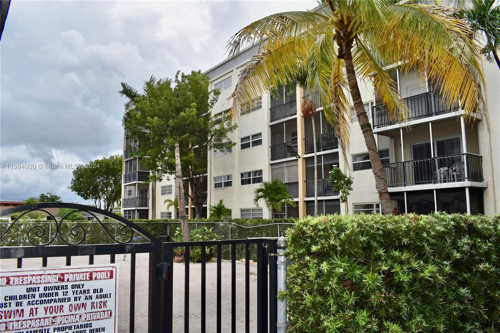 Real estate property located at 220 9th Ave #118, Broward, Parkside Towers Condo, Hallandale Beach, FL