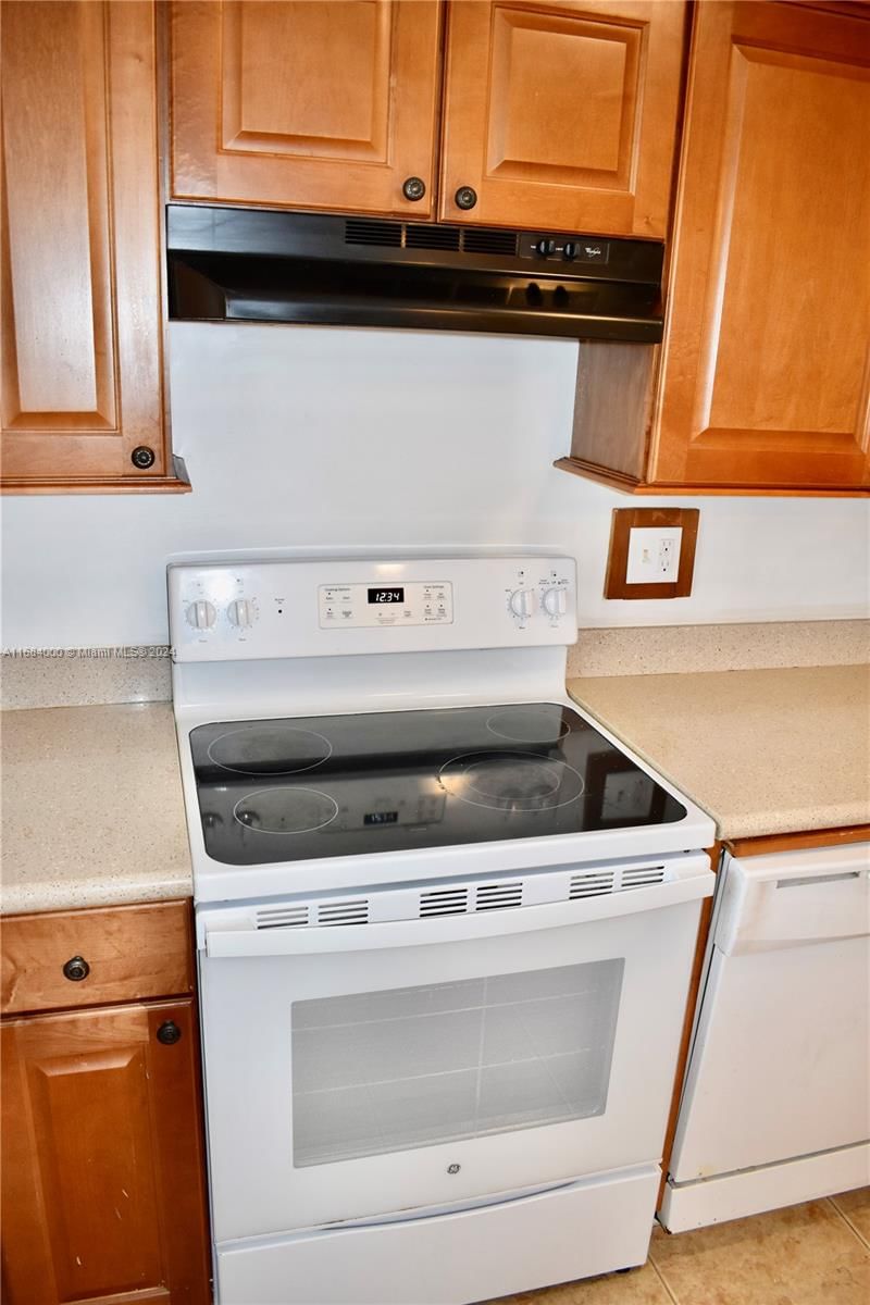 Real estate property located at 220 9th Ave #118, Broward, Parkside Towers Condo, Hallandale Beach, FL