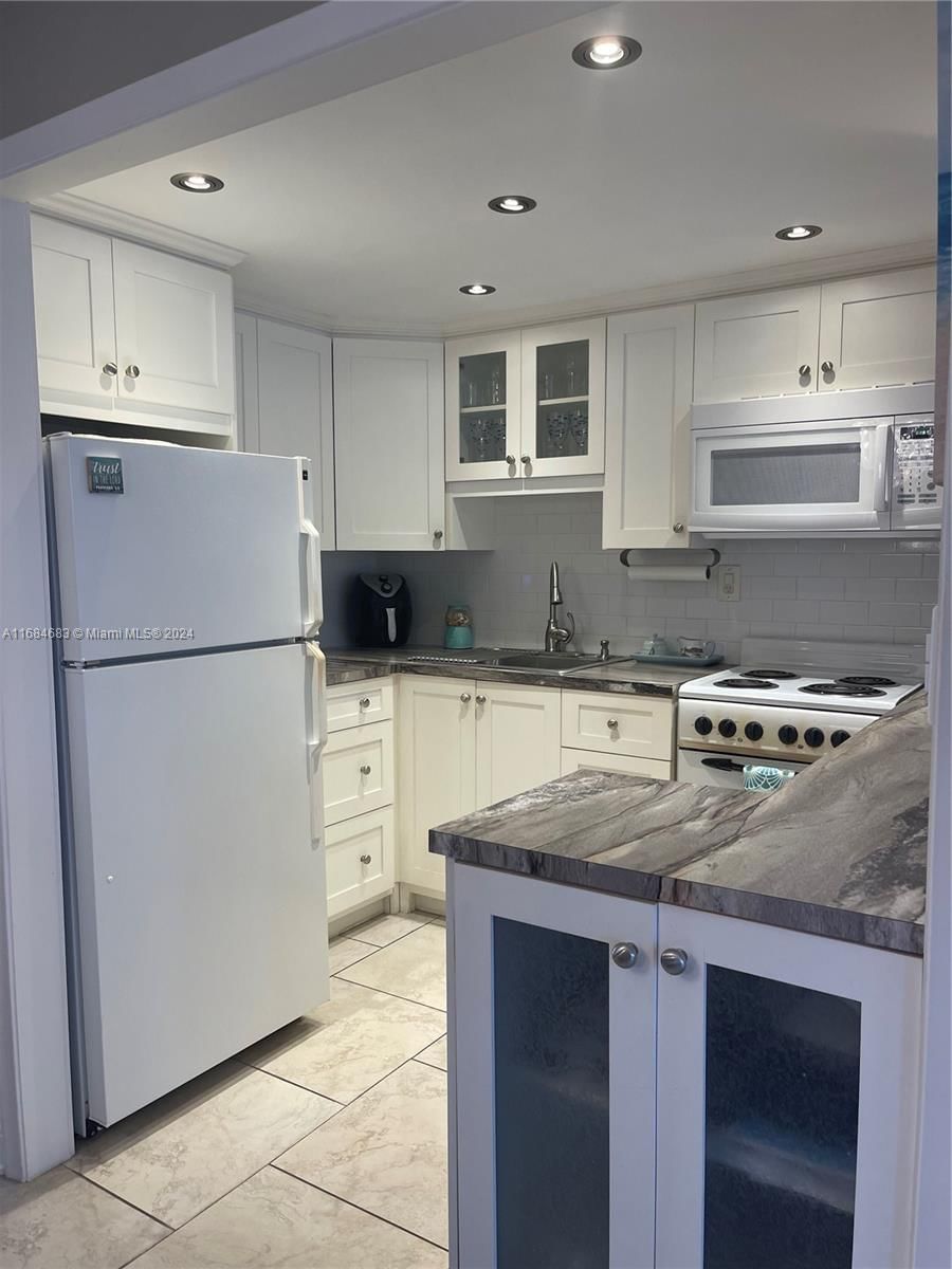 Real estate property located at 9141 Sunrise Lakes Blvd #206, Broward, Sunrise Lakes 113 Condo, Sunrise, FL