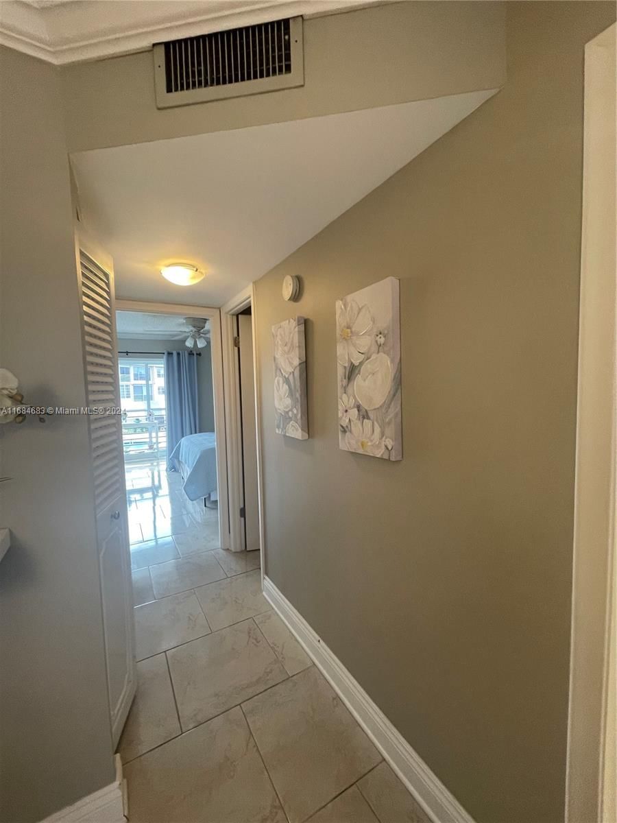 Real estate property located at 9141 Sunrise Lakes Blvd #206, Broward, Sunrise Lakes 113 Condo, Sunrise, FL
