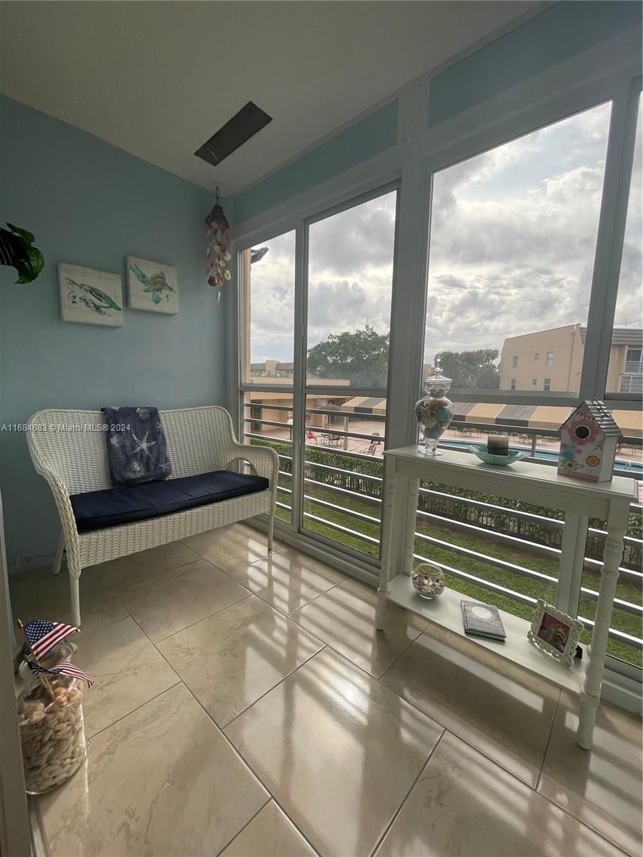 Real estate property located at 9141 Sunrise Lakes Blvd #206, Broward, Sunrise Lakes 113 Condo, Sunrise, FL