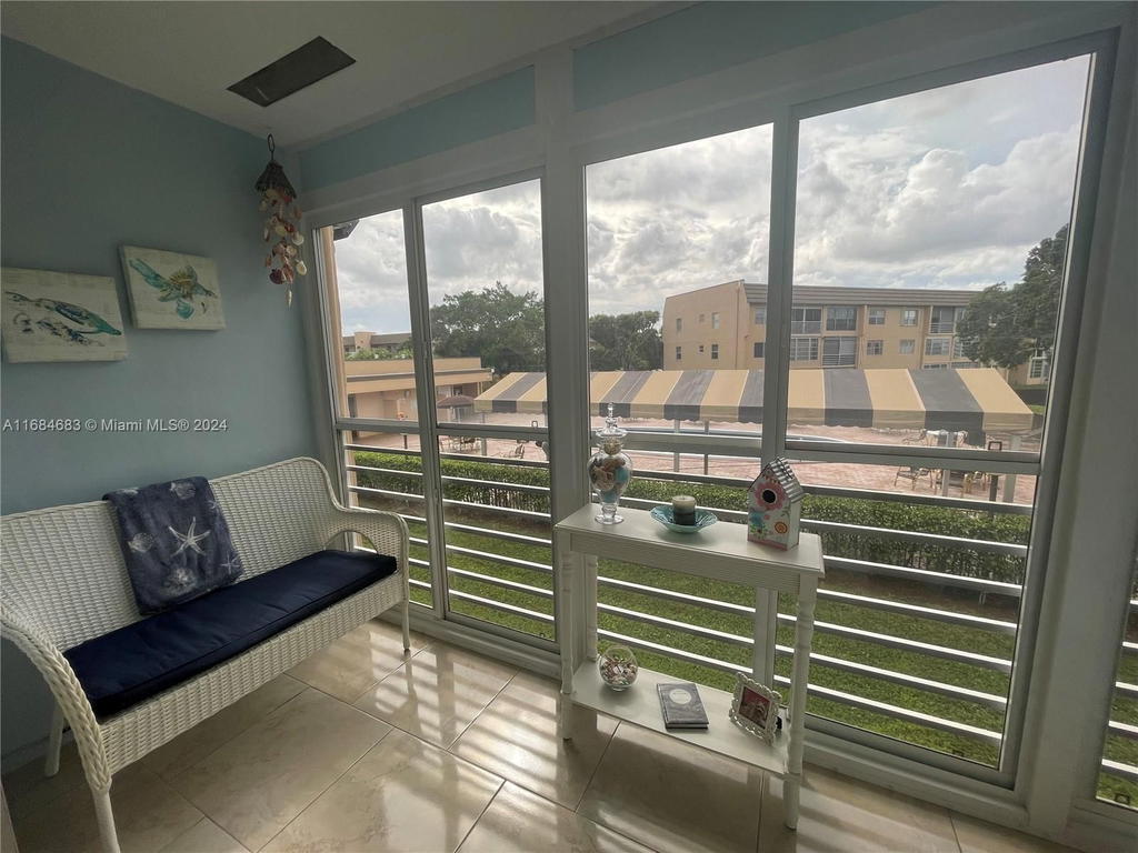 Real estate property located at 9141 Sunrise Lakes Blvd #206, Broward, Sunrise Lakes 113 Condo, Sunrise, FL