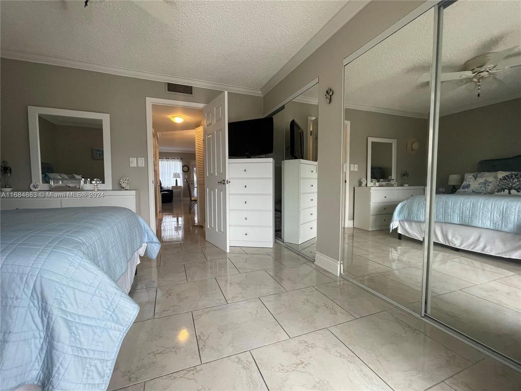 Real estate property located at 9141 Sunrise Lakes Blvd #206, Broward, Sunrise Lakes 113 Condo, Sunrise, FL