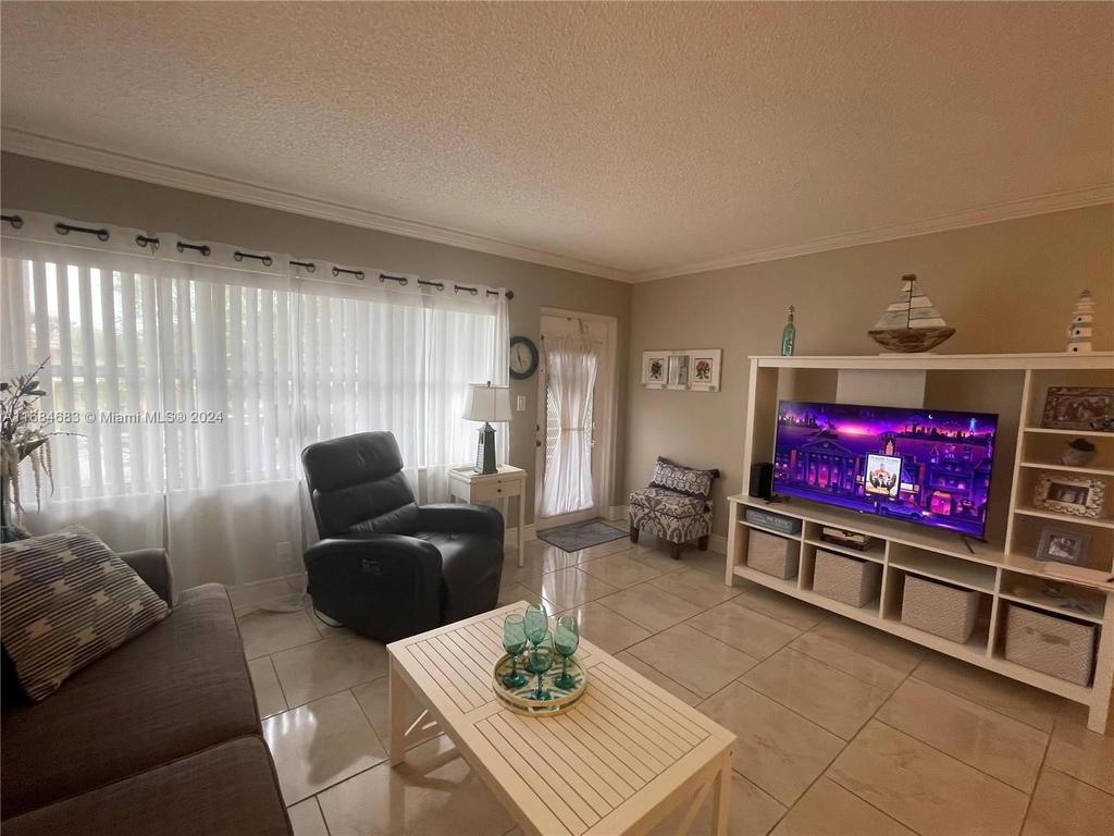 Real estate property located at 9141 Sunrise Lakes Blvd #206, Broward, Sunrise Lakes 113 Condo, Sunrise, FL