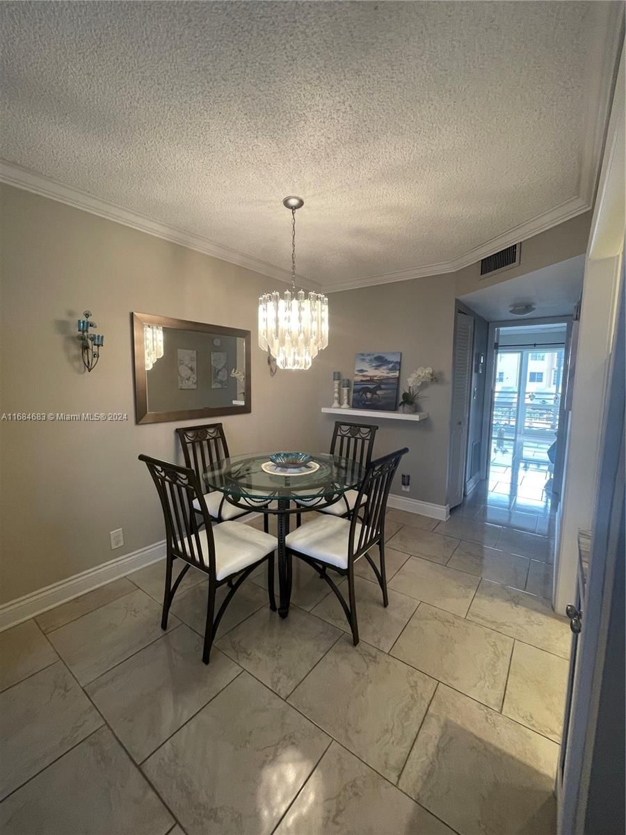 Real estate property located at 9141 Sunrise Lakes Blvd #206, Broward, Sunrise Lakes 113 Condo, Sunrise, FL