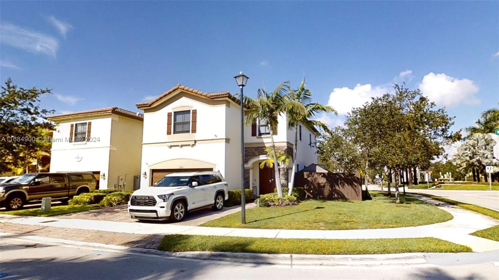 Real estate property located at 8786 99th Path, Miami-Dade, ISLES AT GRAND BAY, Doral, FL