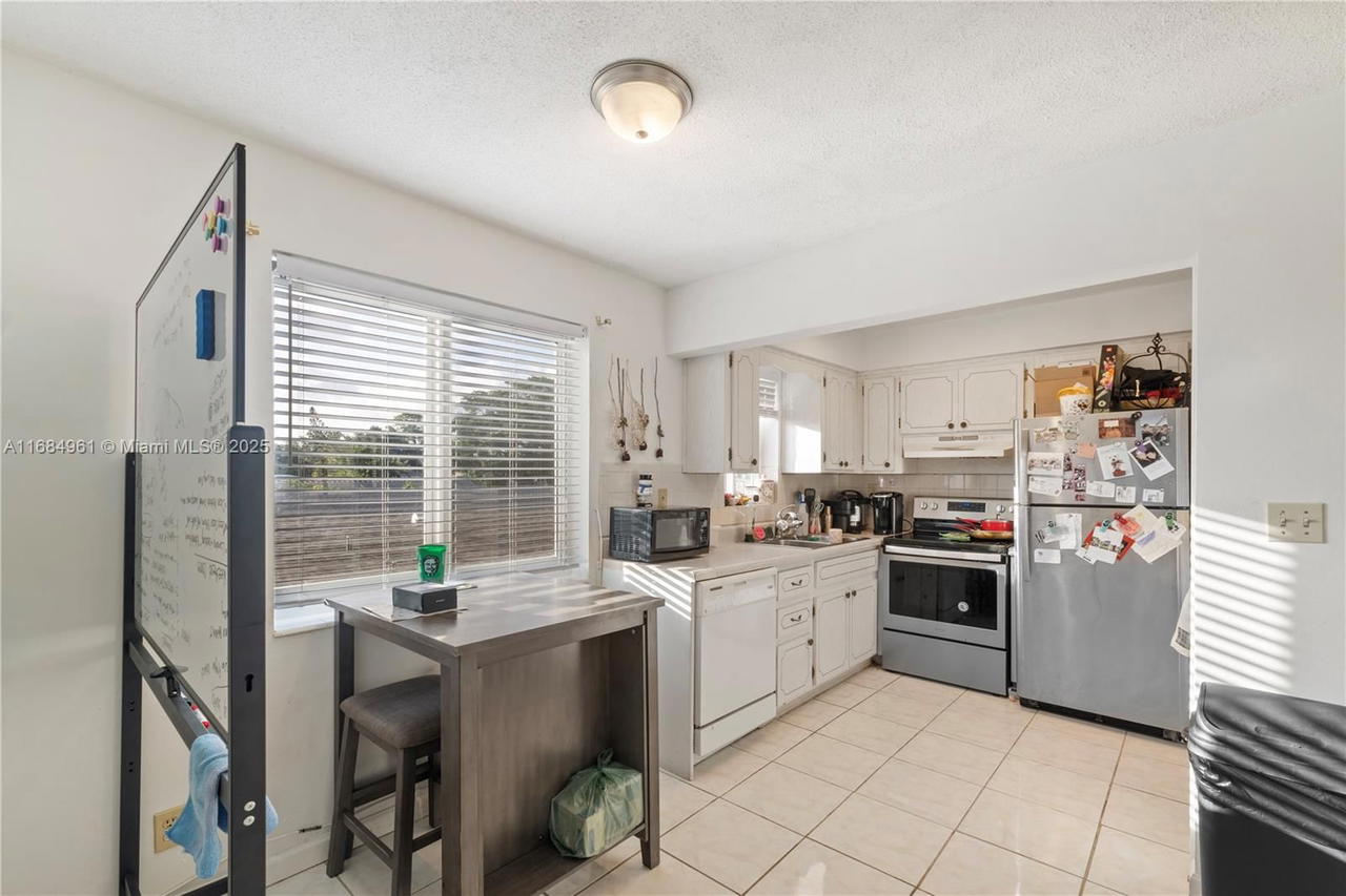 Real estate property located at 2210 Taylor St #204, Broward, Paradise Gardens Iii Cond, Hollywood, FL