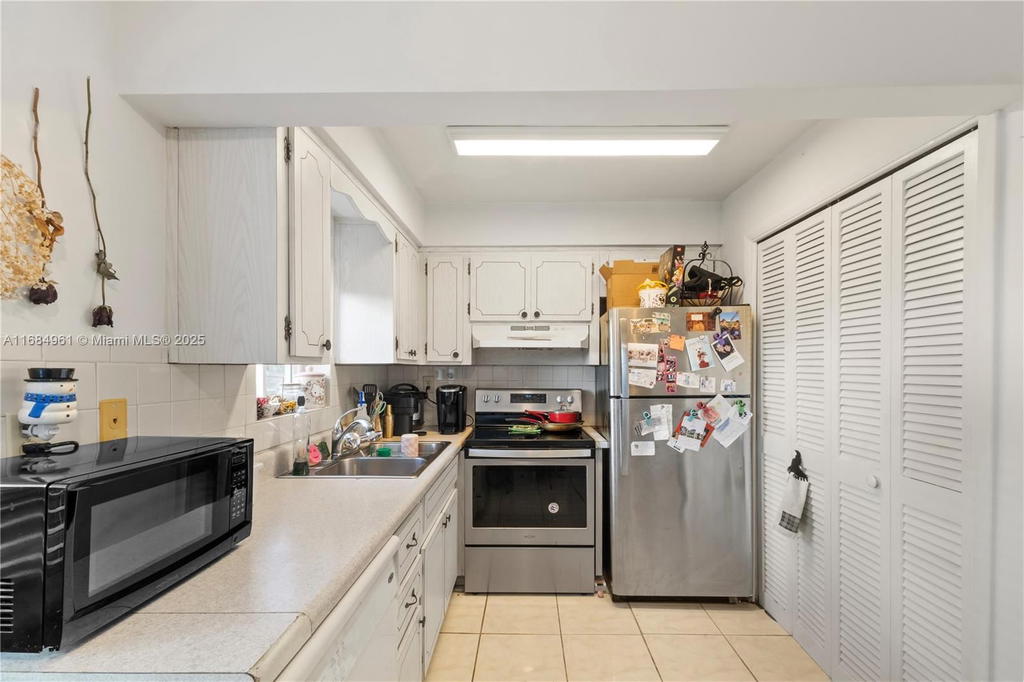 Real estate property located at 2210 Taylor St #204, Broward, Paradise Gardens Iii Cond, Hollywood, FL