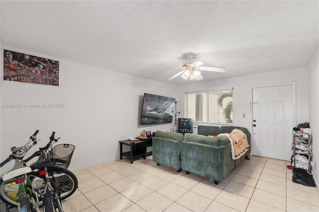 Real estate property located at 2210 Taylor St #204, Broward, Paradise Gardens Iii Cond, Hollywood, FL