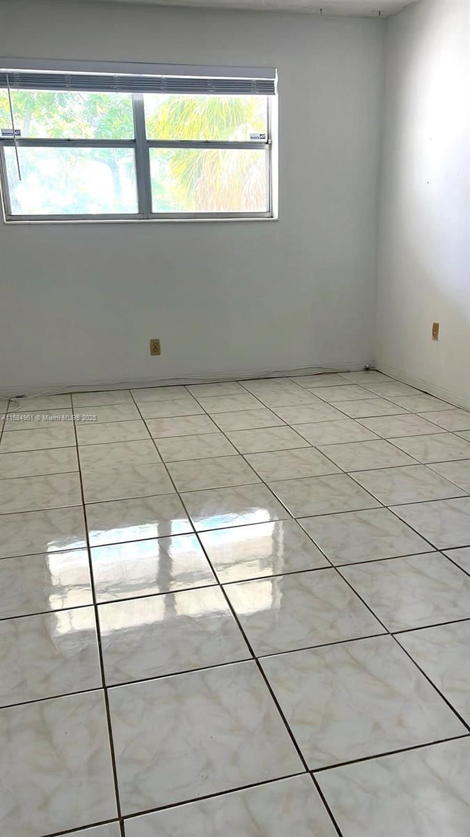 Real estate property located at 2210 Taylor St #204, Broward, Paradise Gardens Iii Cond, Hollywood, FL