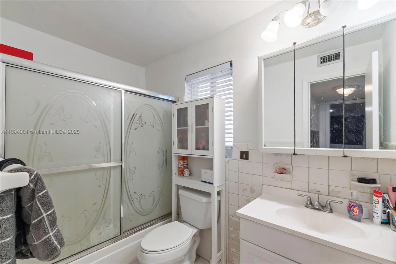 Real estate property located at 2210 Taylor St #204, Broward, Paradise Gardens Iii Cond, Hollywood, FL