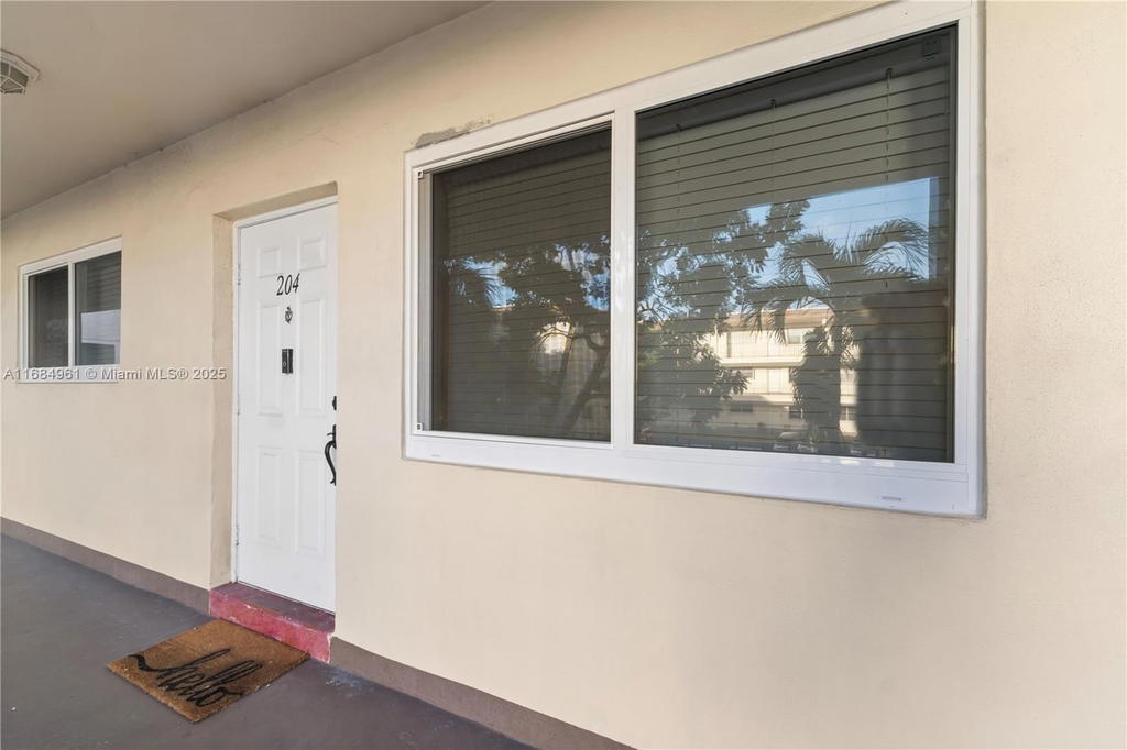 Real estate property located at 2210 Taylor St #204, Broward, Paradise Gardens Iii Cond, Hollywood, FL