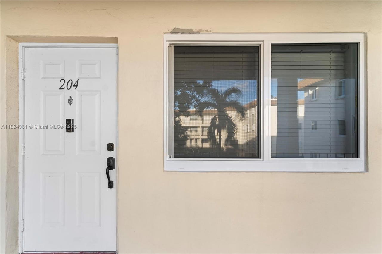 Real estate property located at 2210 Taylor St #204, Broward, Paradise Gardens Iii Cond, Hollywood, FL