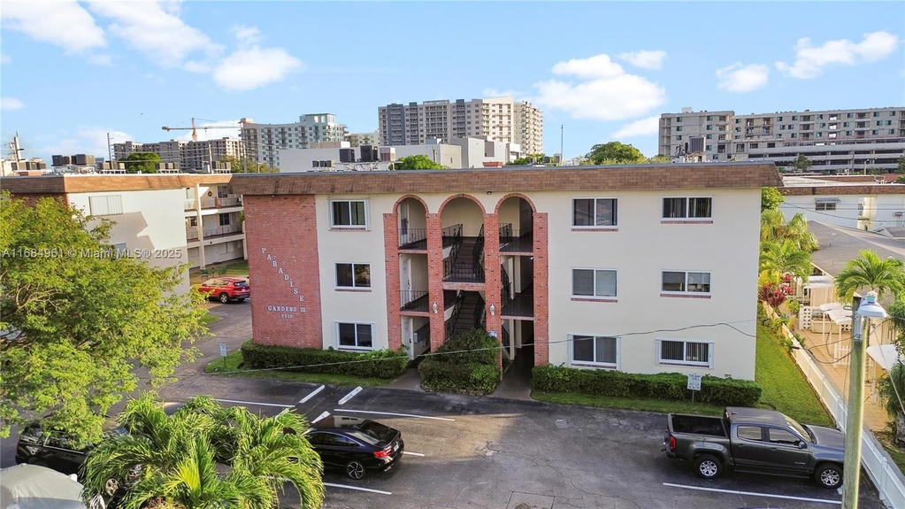 Real estate property located at 2210 Taylor St #204, Broward, Paradise Gardens Iii Cond, Hollywood, FL