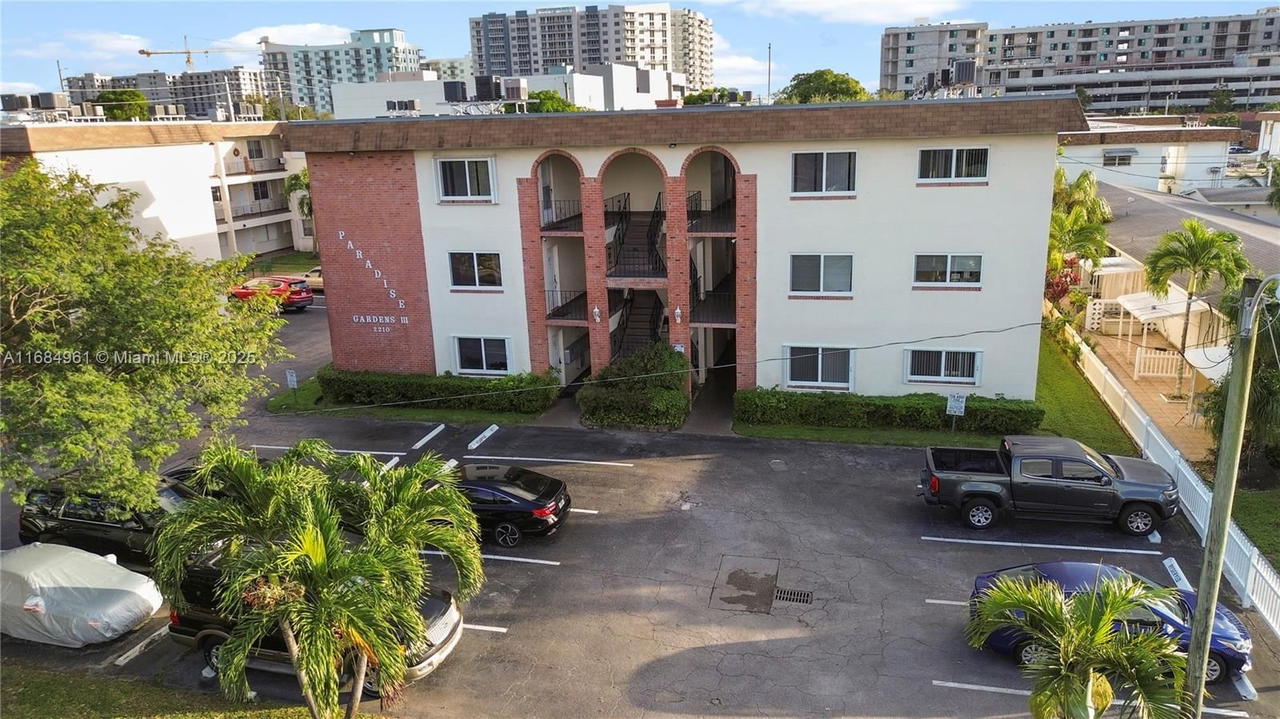 Real estate property located at 2210 Taylor St #204, Broward, Paradise Gardens Iii Cond, Hollywood, FL