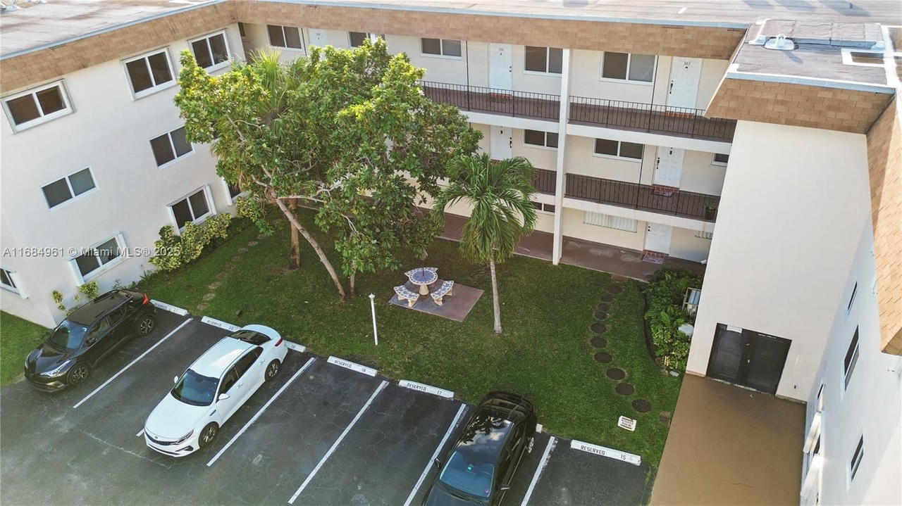 Real estate property located at 2210 Taylor St #204, Broward, Paradise Gardens Iii Cond, Hollywood, FL