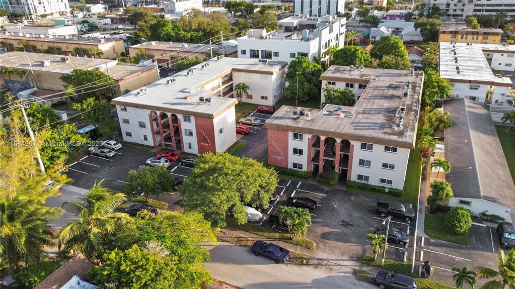 Real estate property located at 2210 Taylor St #204, Broward, Paradise Gardens Iii Cond, Hollywood, FL
