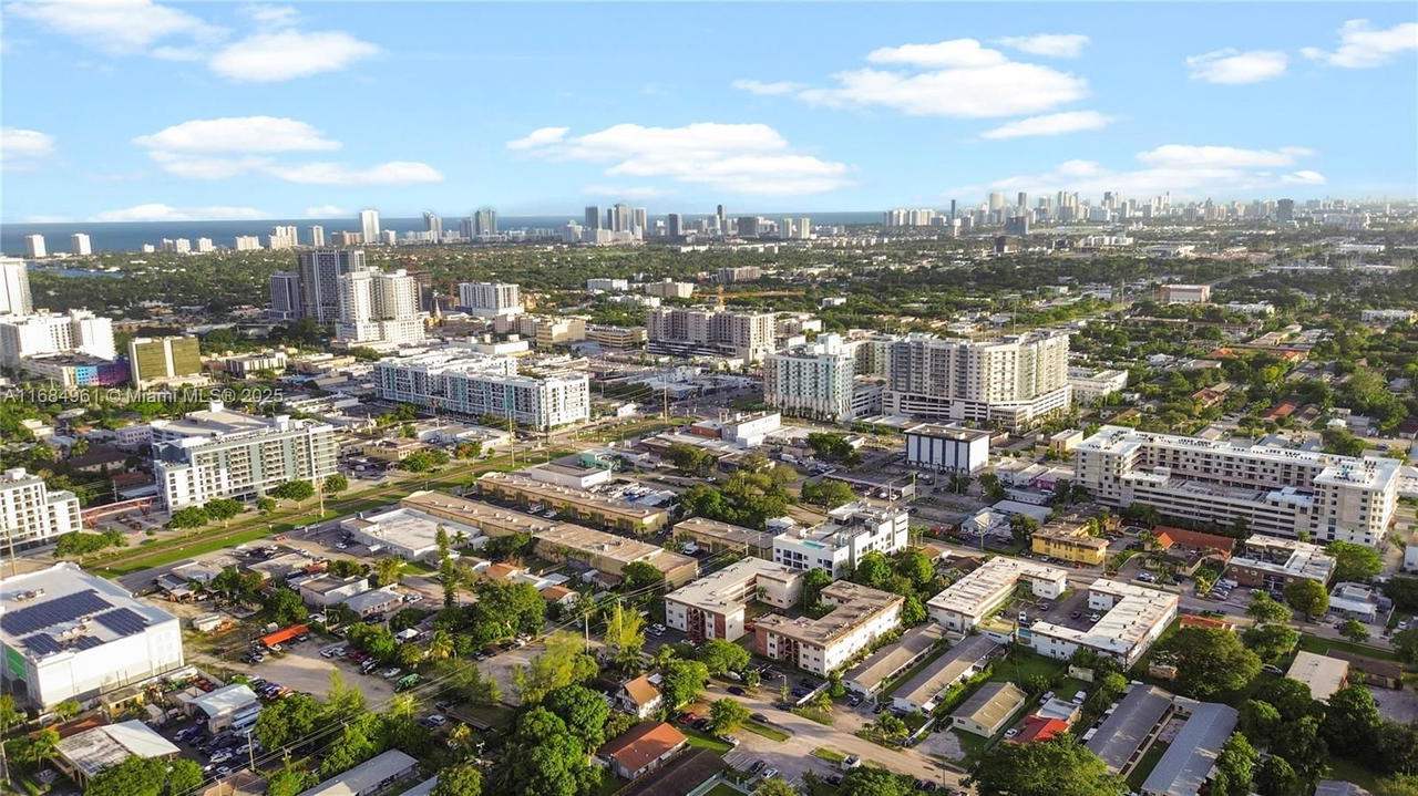 Real estate property located at 2210 Taylor St #204, Broward, Paradise Gardens Iii Cond, Hollywood, FL