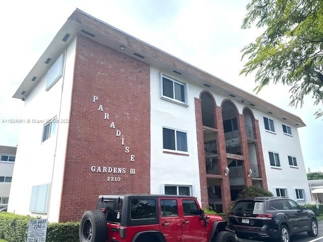 Real estate property located at 2210 Taylor St #204, Broward, Paradise Gardens Iii Cond, Hollywood, FL