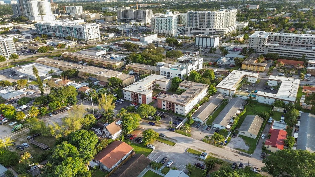 Real estate property located at 2210 Taylor St #204, Broward, Paradise Gardens Iii Cond, Hollywood, FL