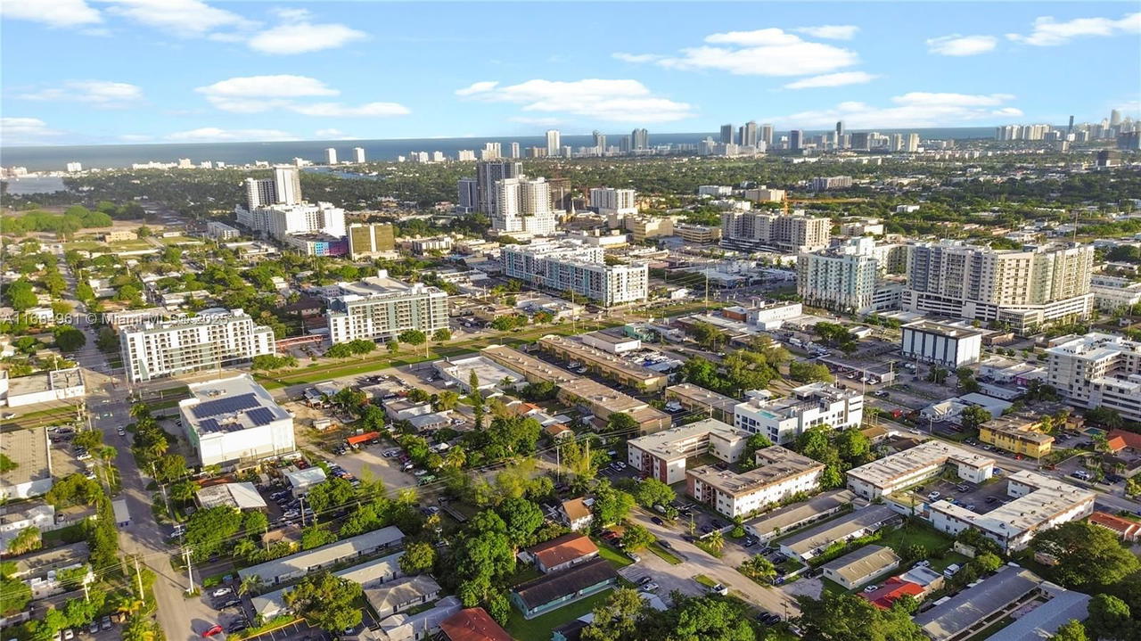 Real estate property located at 2210 Taylor St #204, Broward, Paradise Gardens Iii Cond, Hollywood, FL