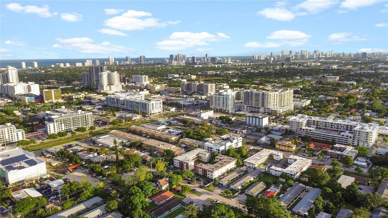 Real estate property located at 2210 Taylor St #204, Broward, Paradise Gardens Iii Cond, Hollywood, FL