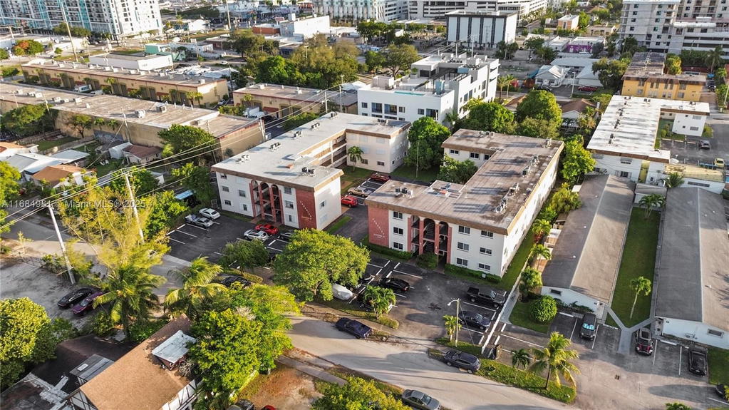 Real estate property located at 2210 Taylor St #204, Broward, Paradise Gardens Iii Cond, Hollywood, FL