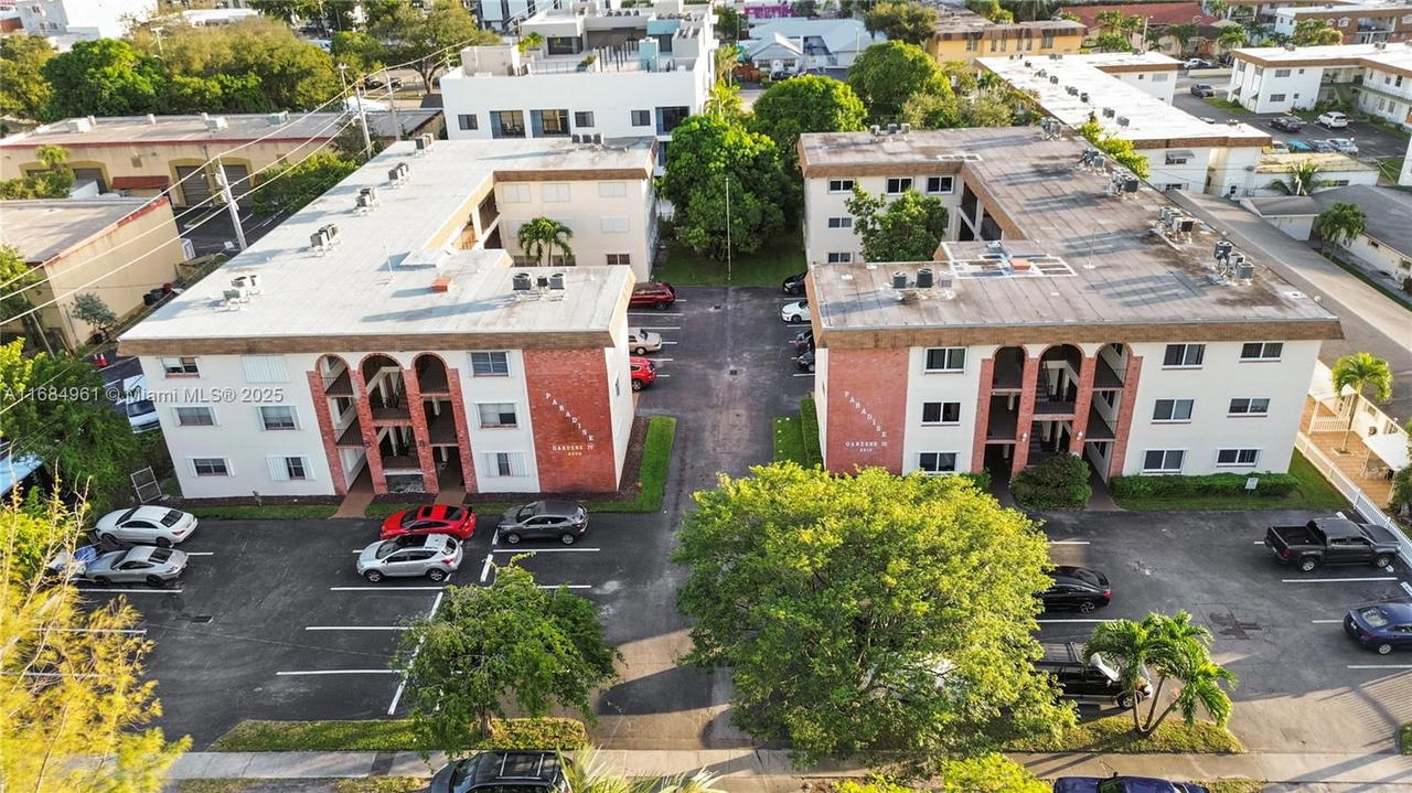 Real estate property located at 2210 Taylor St #204, Broward, Paradise Gardens Iii Cond, Hollywood, FL
