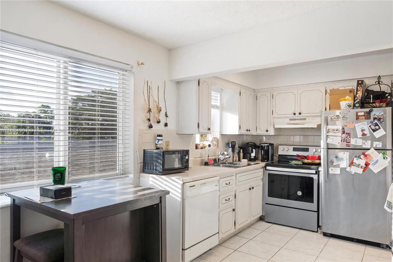 Real estate property located at 2210 Taylor St #204, Broward, Paradise Gardens Iii Cond, Hollywood, FL