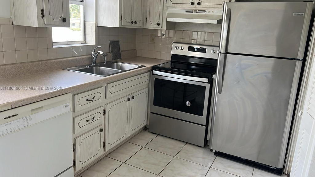 Real estate property located at 2210 Taylor St #204, Broward, Paradise Gardens Iii Cond, Hollywood, FL